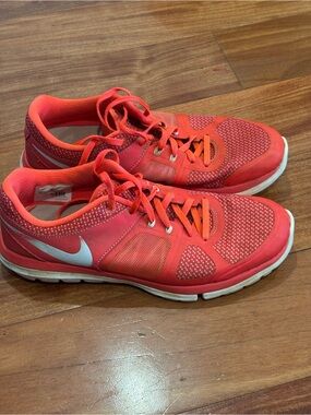 Nike Women's Bright Coral/White Athletic Training Sneakers size 8.5